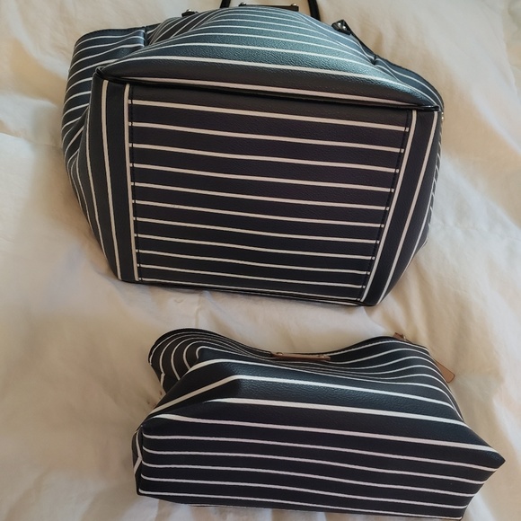**SOLD** Kate Spade tote and pouch - Picture 2 of 6